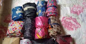 Guarda-chuvas quebrados viram abrigo para moradores de rua