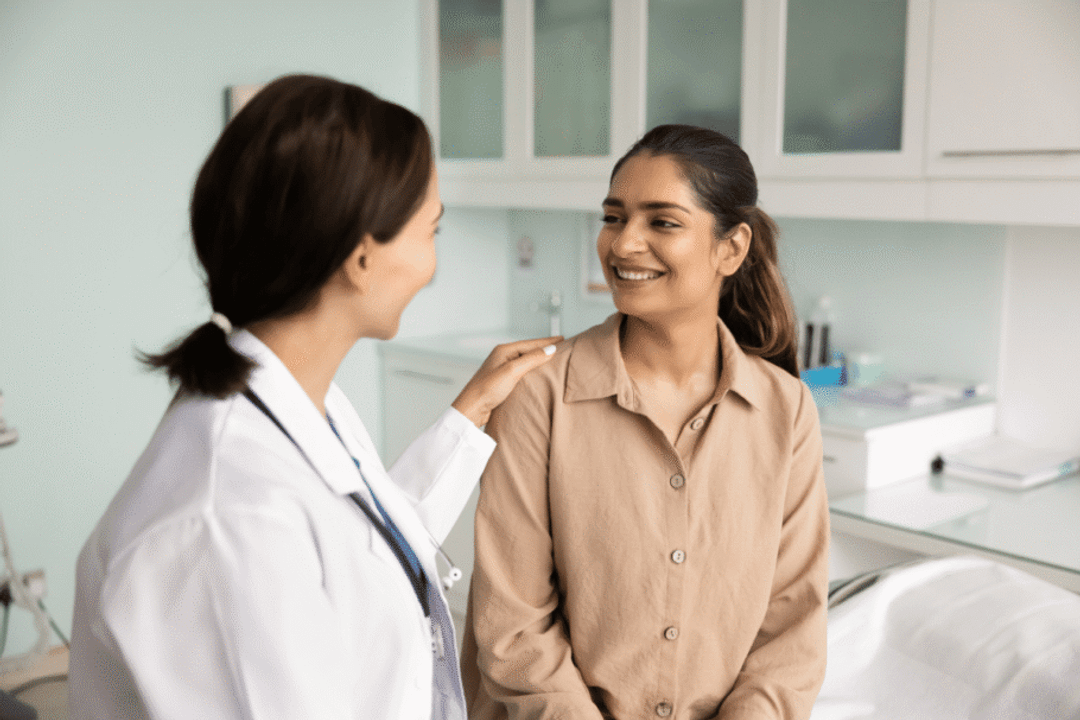 A consulta após o nascimento também é uma oportunidade para conversar sobre os cuidados com a própria saúde (Imagem: fizkes | Shutterstock)