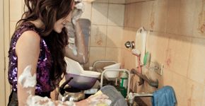 Fotógrafa transformou as amigas em personagens e suas casas em cenários; leia entrevista
