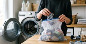 As meias entram na máquina em pares e saem solteiras: lavar tudo dentro de um saquinho de roupas delicadas mantém os pares no mesmo lugar