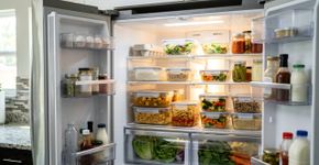 Deixar o arroz cozido sobre o fogão para comer mais tarde exige cuidado: na Nova Zelândia, a recomendação é refrigerá-lo rapidamente e consumir as sobras em até 2 dias