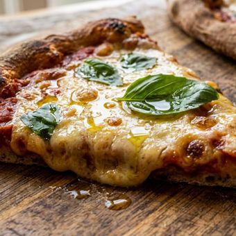 Featured mobile: Pizza vegana: em vez de usar muçarela, cozinheiros recomendam queijo vegetal de amêndoas, que deixa a cobertura cremosa sem ingredientes de origem animal
