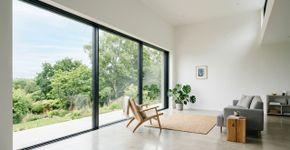 Adeus às cortinas: 5 ideias modernas para sua janela que serão tendência em 2026