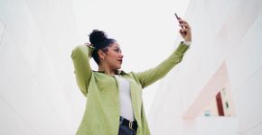 Redes sociais e moda: a transformação do estilo feminino na era digital