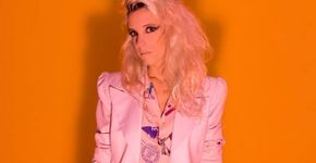 Naná Rizinni faz show e lança o clipe “Busy in the City”