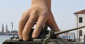 Italiano faz intervenções com ‘mãos’ gigantes
