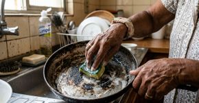 Descubra a fórmula para limpar panelas e frigideiras queimadas com manchas pretas e deixá-las com aparência de novas