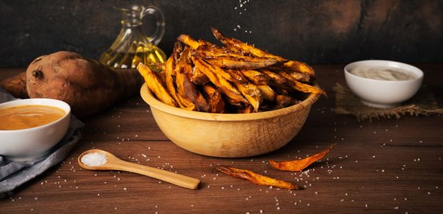 Batata rústica na airfryer: prática e saborosa