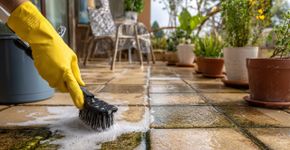O segredo para limpar placas de terraço sem gastar muito