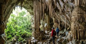 Cercada pela Mata Atlântica, essa cidade é famosa por suas cavernas, cachoeiras, rios e trilhas, sendo um destino procurado por quem prefere ecoturismo e aventura