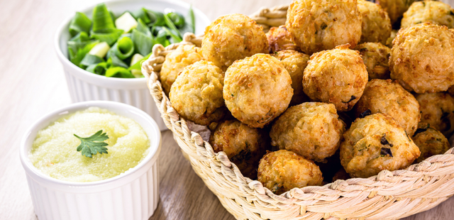 Junte as sobras do arroz e faça um bolinho delicioso e vegano para petiscar