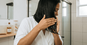 Veja como o truque do óleo antes do shampoo protege os fios e acaba com as pontas espigadas