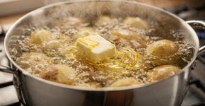 O que adicionar à água ao cozinhar batatas: elas cozinham mais rápido e ficam mais saborosas