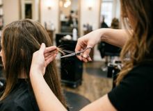 Featured side: Adeus ao cabelo reto e sem movimento: o corte em camadas que voltou com força e deixa os fios mais leves sem tirar muito comprimento