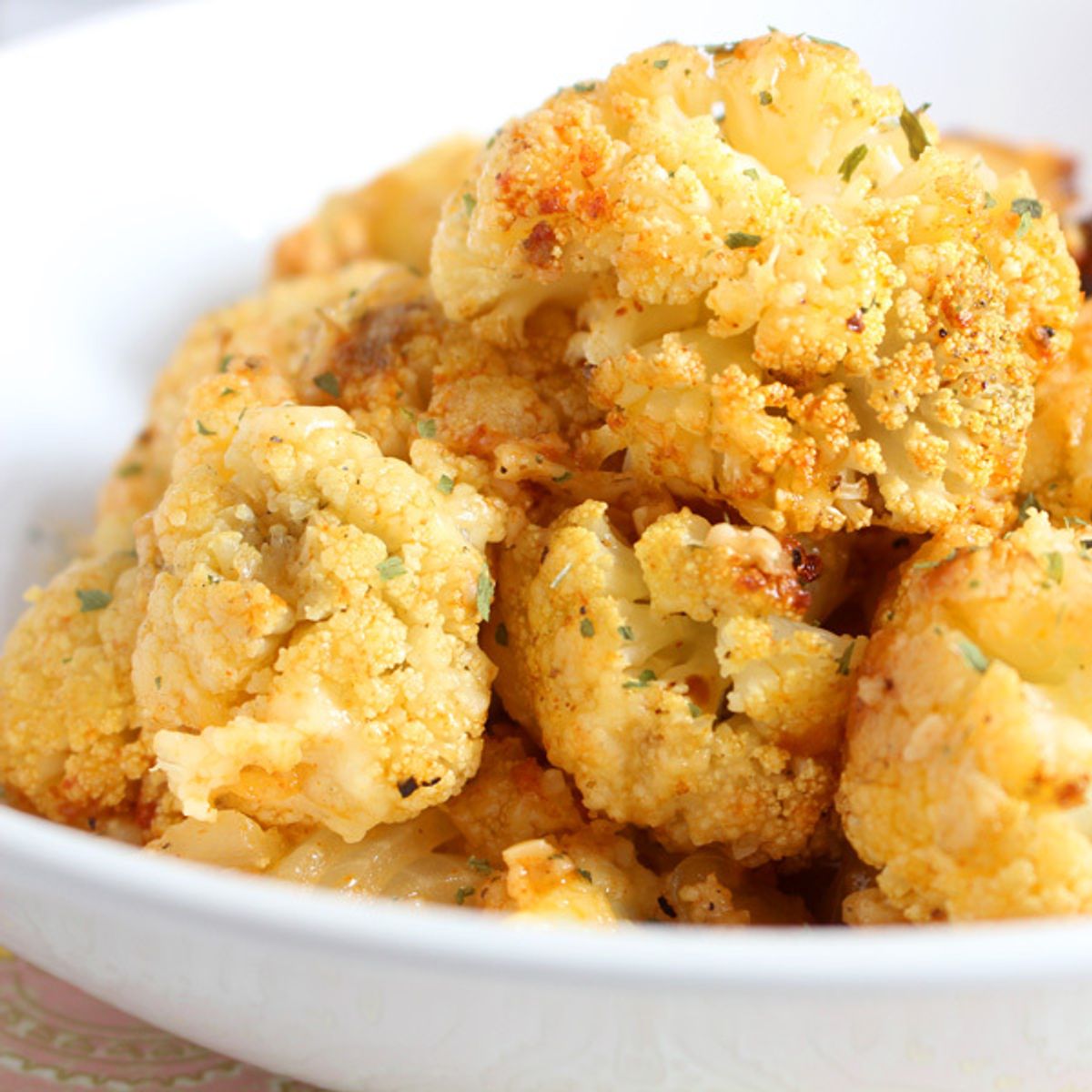 Couve-flor assada com parmesão e muito tempero