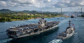 Um porta-aviões e um contratorpedeiro chegam ao Panamá em uma viagem que exibe força militar em uma das regiões marítimas mais estratégicas do mundo