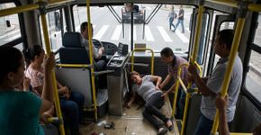 Motorista de ônibus freia bruscamente perto de uma faixa de pedestres, passageira cai dentro do coletivo e sofre fraturas nas vértebras, costela e pneumotórax; uma manobra imprudente pode terminar em R$ 10 mil de indenização e ressarcimento das despesas médicas