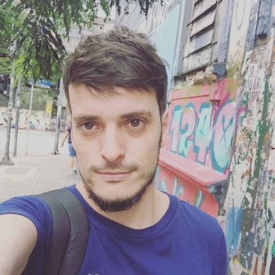 Assumidamente gay, Fernando Oliveira, o Fefito, é apresentador do Estação Plural, junto com Candy Mel, da Banda Uó, e Ellen Oléria (reprodução)