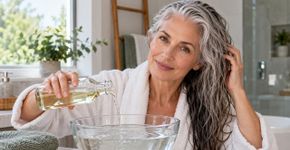 O vinagre de vinho branco pode dar brilho aos cabelos grisalhos, entretanto os especialistas façam uma ressalva importante