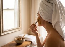 Featured side: Como preparar uma máscara facial com argila e mel para purificar a pele e manter a aparência saudável