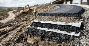 Em 2000, a Califórnia colocou 662.700 pneus triturados sob uma rampa da I-880: a solução reduziu em 40% a pressão sobre o solo, economizou US$ 477 mil e teve 22 anos sem reparos registrados