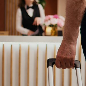 Featured mobile: Do carregador à dentadura: Veja o que hóspedes esquecem nos hotéis