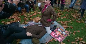 Manifestantes realizam “face-sitting” em frente ao Parlamento inglês em protesto contra lei que regula pornografia