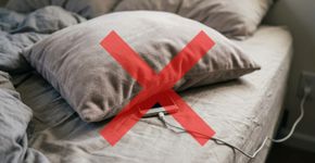 Deixar o celular carregando debaixo do travesseiro parece evitar que ele caia da cama, mas o aparelho pode aquecer sem ventilação adequada: a Apple recomenda não cobrir dispositivos conectados à tomada durante o carregamento