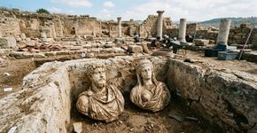 Uma escavação para abrir espaço a uma ferrovia encontrou duas esculturas romanas escondidas de cabeça para baixo dentro de um tanque de vinho