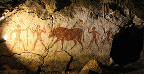 O exército de assinaturas de sangue e pedra que está sendo revelado em cavernas assustadoras que muda o berço da inteligência humana