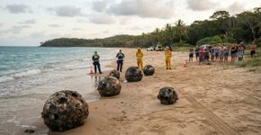 6 esferas metálicas misteriosas apareceram em uma praia da Austrália em julho de 2026; autoridades descobriram que eram prováveis tanques pressurizados de um foguete que sobreviveu à reentrada