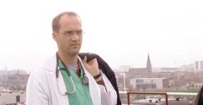 Anthony Edwards revela ter sido molestado aos 14 anos por mentor