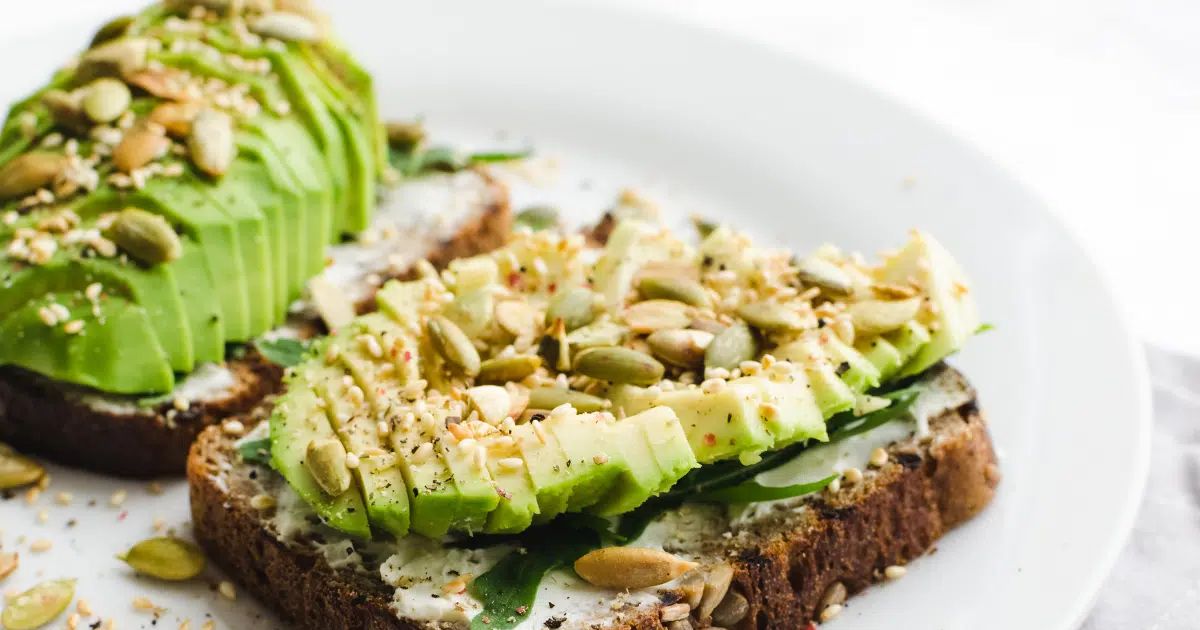 Imagem da notícia Tem colesterol alto? Veja 3 receitas saudáveis e ricas em gorduras boas para o lanche da tarde