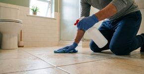 Como desinfetar pisos de banheiro usando apenas água oxigenada