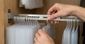 Guardar sacos de lixo embolados no armário parece normal, mas pendurá-los em um cabide economiza espaço e facilita pegar 1 por vez