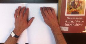 Em biblioteca de BH, voluntários leem para deficientes visuais. E todo mundo aprende junto