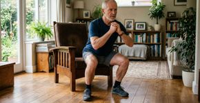 Os treinadores concordam: “Aos 60 anos, em vez de caminhar por 20 minutos, é muito mais eficaz fazer exercícios como agachamentos na cadeira ou flexões na bancada da cozinha.”