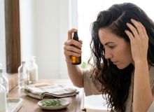 Featured side: Vários cabeleireiros concordam: “Para evitar a queda do cabelo e estimular seu crescimento neste outono, aplique água de alecrim na raiz.”