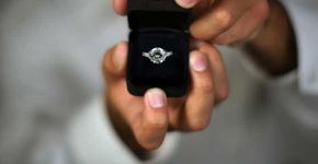 Homem leva 3 anos para pedir em casamento com mensagem secreta
