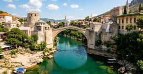 Uma ponte do século XVI destruída durante a guerra e reconstruída em 2004 sobre o rio Neretva: a cidade europeia onde influências otomanas, mediterrâneas e ocidentais formam um Patrimônio Mundial