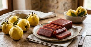 Com 2 litros de água, um pouco de açúcar e suco de meio limão: como fazer um doce de marmelo caseiro e simples