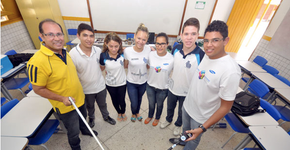 Alunos criam com lixo cadeira de rodas motorizada e bengala com sensor