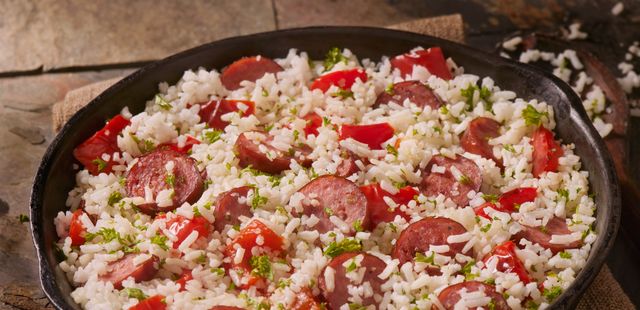 Arroz com calabresa feito na panela de pressão