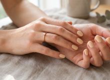Featured side: Unhas bege: 5 tons elegantes que rejuvenescem as mãos