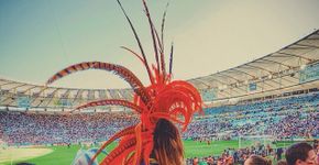 Fotógrafo ‘segue’ namorada em vários lugares do mundo