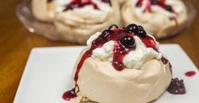 Deliciosas: aprenda como fazer Mini Pavlovas com Calda de Frutas Vermelhas