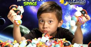Garoto de 9 anos fatura US$ 1 milhão abrindo brinquedos no YouTube