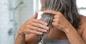 Os cabeleireiros concordam: “O condicionador não é um complemento ao shampoo, é um grande aliado que nutre, protege e hidrata os cabelos após os 40 anos”