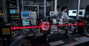 Cientistas criam luz que viaja no tempo: Ela saiu de sua caixa antes de entrar e fluiu em direção ao passado