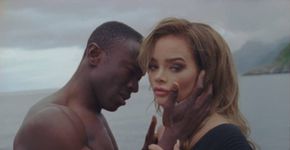 Cantora recebe ameaças após escolher negro como par em clipe